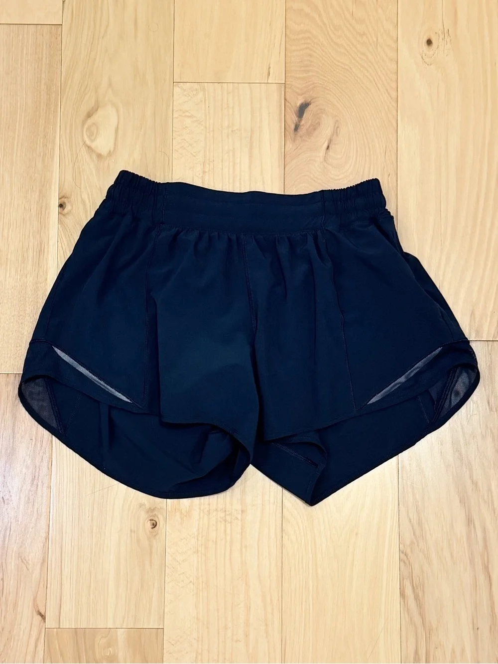 LIKE NEW Lululemon Women’s Hotty Hot Low-Rise Lined Short 4